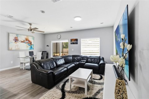 Townhouse in TOWNS AT LAKE MONROE COMMONS in Sanford, Florida 3 bedrooms, 147.44 sq.m. № 2400134 - photo 6