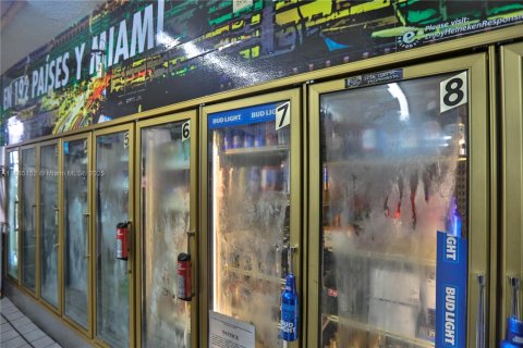 Commercial property in Miami, Florida № 1930582 - photo 11