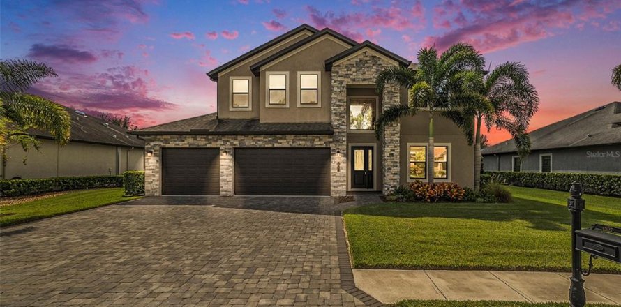 House in Land O' Lakes, Florida 4 bedrooms, 388.15 sq.m. № 1856567