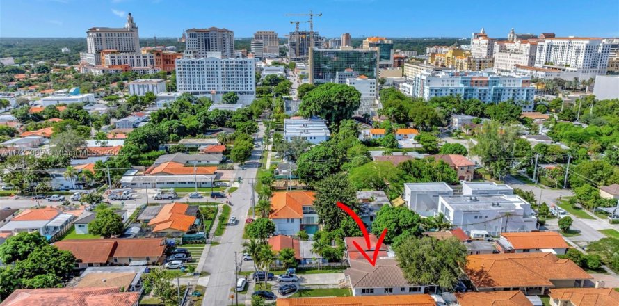 House in Miami, Florida 3 bedrooms, 158.96 sq.m. № 2016152