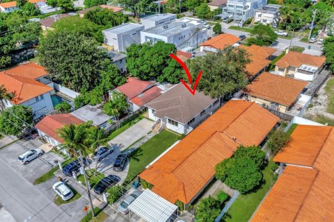 House in Miami, Florida 3 bedrooms, 158.96 sq.m. № 2016152 - photo 2