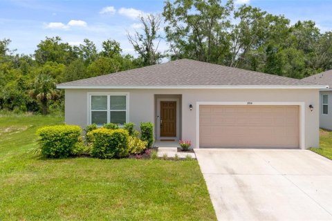 House in Eustis, Florida 4 bedrooms, 166.39 sq.m. № 1804932 - photo 1