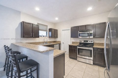 Casa en venta en Homestead, Florida, 5 dormitorios, 231.51 m2 № 2062811 - foto 6