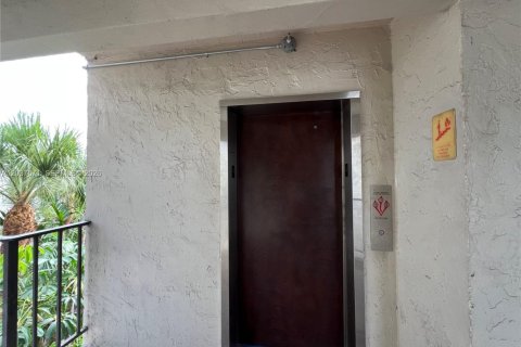 Снять в аренду кондоминиум в Пайнкрест, Флорида 2 спальни, 91.23м2, № 2154232 - фото 24