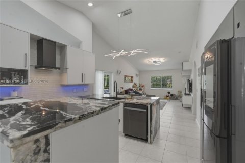 House in Davie, Florida 3 bedrooms, 186.18 sq.m. № 2055730 - photo 5