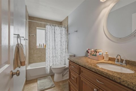 House in Davie, Florida 3 bedrooms, 186.18 sq.m. № 2055730 - photo 17