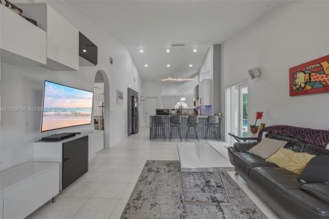 House in Davie, Florida 3 bedrooms, 186.18 sq.m. № 2055730 - photo 10