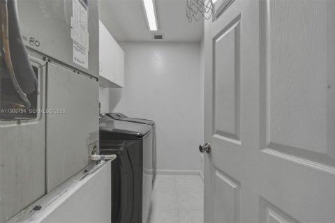 House in Davie, Florida 3 bedrooms, 186.18 sq.m. № 2055730 - photo 26