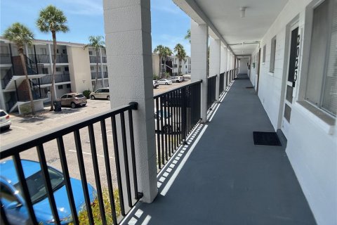 Condo in Bradenton, Florida, 1 bedroom № 2232496 - photo 4