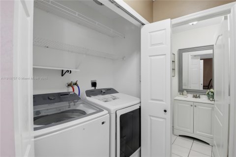 Touwnhouse à louer à Miami, Floride: 3 chambres, 171.68 m2 № 1965937 - photo 27