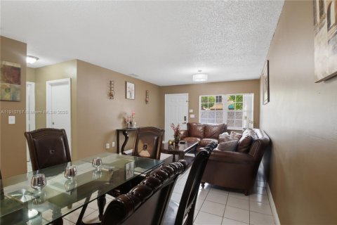 Touwnhouse à louer à Miami, Floride: 3 chambres, 171.68 m2 № 1965937 - photo 8