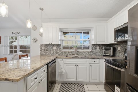 Touwnhouse à louer à Miami, Floride: 3 chambres, 171.68 m2 № 1965937 - photo 3