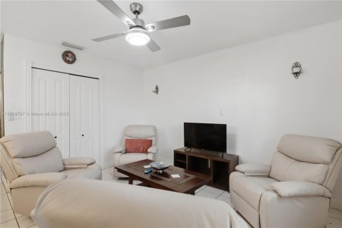 Touwnhouse à louer à Miami, Floride: 3 chambres, 171.68 m2 № 1965937 - photo 11