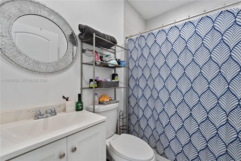 House in Miami, Florida 4 bedrooms, 176.51 sq.m. № 2066494 - photo 17