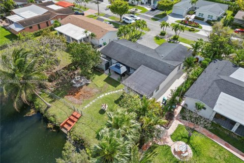 House in Miami, Florida 4 bedrooms, 176.51 sq.m. № 2066494 - photo 4