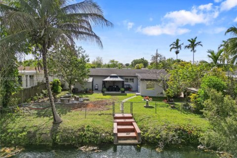 House in Miami, Florida 4 bedrooms, 176.51 sq.m. № 2066494 - photo 3