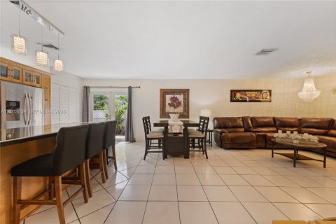 House in Miami, Florida 4 bedrooms, 176.51 sq.m. № 2066494 - photo 8