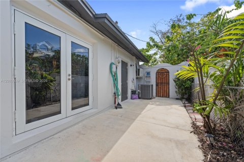 House in Miami, Florida 4 bedrooms, 176.51 sq.m. № 2066494 - photo 18