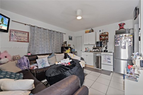 House in Miami, Florida 4 bedrooms, 176.51 sq.m. № 2066494 - photo 20