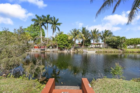 House in Miami, Florida 4 bedrooms, 176.51 sq.m. № 2066494 - photo 22