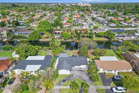 House in Miami, Florida 4 bedrooms, 176.51 sq.m. № 2066494 - photo 2