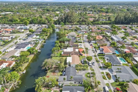 House in Miami, Florida 4 bedrooms, 176.51 sq.m. № 2066494 - photo 5