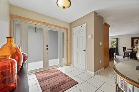 House in Miami, Florida 4 bedrooms, 176.51 sq.m. № 2066494 - photo 6