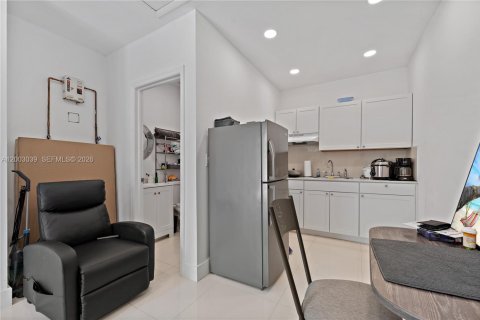 House in Miami, Florida 4 bedrooms, 176.51 sq.m. № 2066494 - photo 16