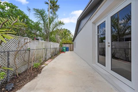 House in Miami, Florida 4 bedrooms, 176.51 sq.m. № 2066494 - photo 19