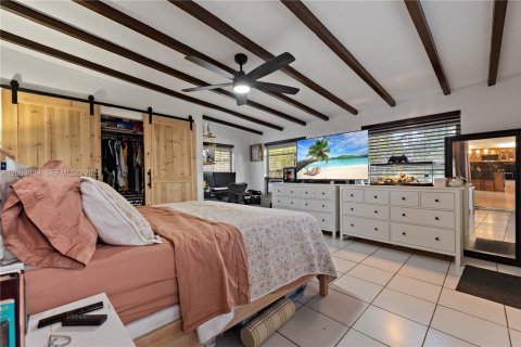 House in Miami, Florida 4 bedrooms, 176.51 sq.m. № 2066494 - photo 11