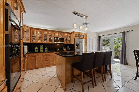 House in Miami, Florida 4 bedrooms, 176.51 sq.m. № 2066494 - photo 9