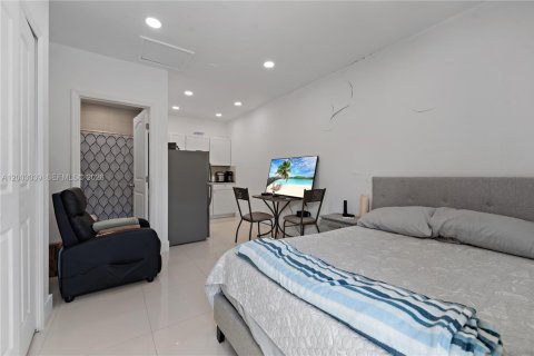 House in Miami, Florida 4 bedrooms, 176.51 sq.m. № 2066494 - photo 15