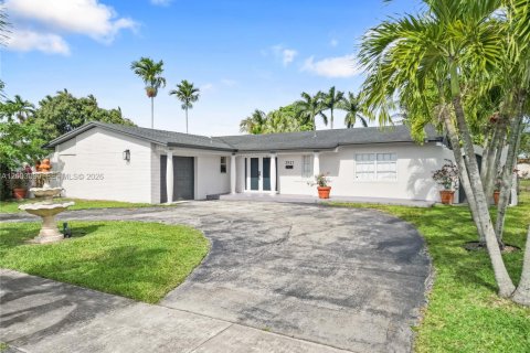 House in Miami, Florida 4 bedrooms, 176.51 sq.m. № 2066494 - photo 1