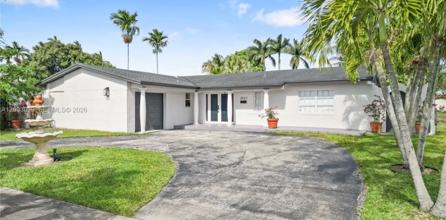 House in Miami, Florida 4 bedrooms, 176.51 sq.m. № 2066494