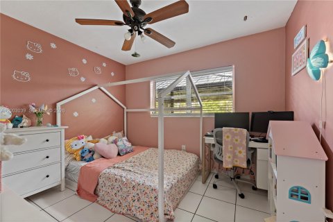 House in Miami, Florida 4 bedrooms, 176.51 sq.m. № 2066494 - photo 14