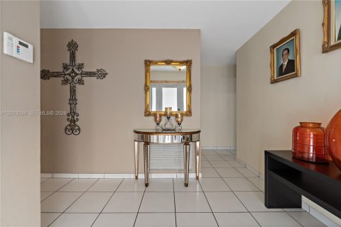 House in Miami, Florida 4 bedrooms, 176.51 sq.m. № 2066494 - photo 7