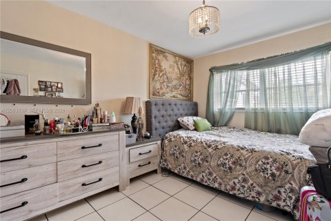 House in Miami, Florida 4 bedrooms, 176.51 sq.m. № 2066494 - photo 12