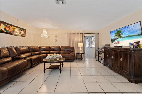 House in Miami, Florida 4 bedrooms, 176.51 sq.m. № 2066494 - photo 10