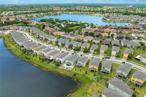 Casa en venta en Port St. Lucie, Florida, 3 dormitorios, 193.24 m2 № 1958955 - foto 15