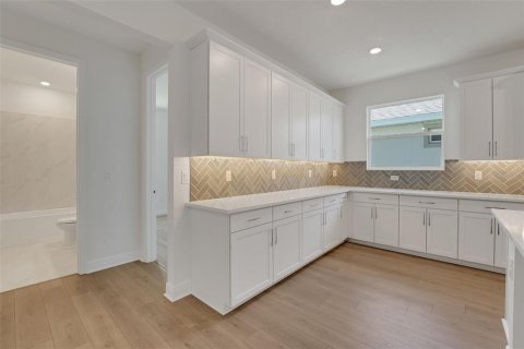 House in ANGELINE in Land O' Lakes, Florida 4 bedrooms, 287.9 sq.m. № 1915726 - photo 9