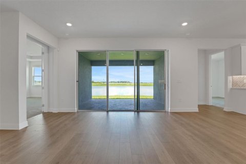House in ANGELINE in Land O' Lakes, Florida 4 bedrooms, 287.9 sq.m. № 1915726 - photo 8