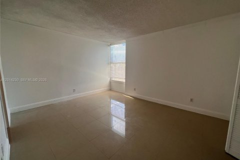 Condo in North Miami, Florida, 2 bedrooms  № 2076248 - photo 10