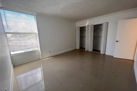 Condo in North Miami, Florida, 2 bedrooms  № 2076248 - photo 13