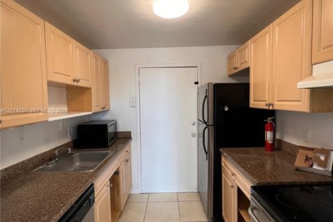 Condo in North Miami, Florida, 2 bedrooms  № 2076248 - photo 3