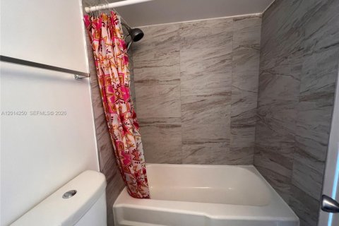 Condo in North Miami, Florida, 2 bedrooms  № 2076248 - photo 12