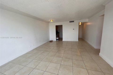 Condo in North Miami, Florida, 2 bedrooms  № 2076248 - photo 9