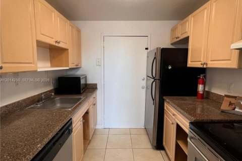 Condo in North Miami, Florida, 2 bedrooms  № 2076248 - photo 4