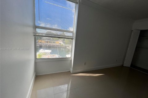 Condo in North Miami, Florida, 2 bedrooms  № 2076248 - photo 14