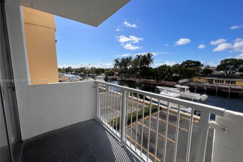 Condo in North Miami, Florida, 2 bedrooms  № 2076248 - photo 8
