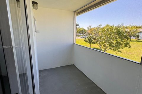 Condo in West Palm Beach, Florida, 1 bedroom  № 1871597 - photo 11